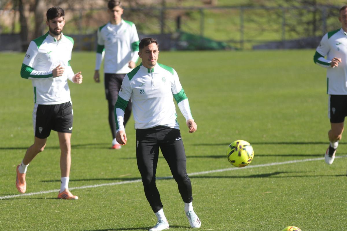 Christian Carracedo y Theo Zidane, en el entrenamiento del Córdoba CF de este jueves en la Ciudad Deportiva.
