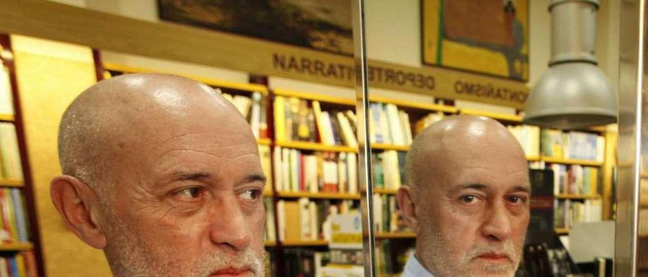 Amador Fernández Carnero, en su librería.