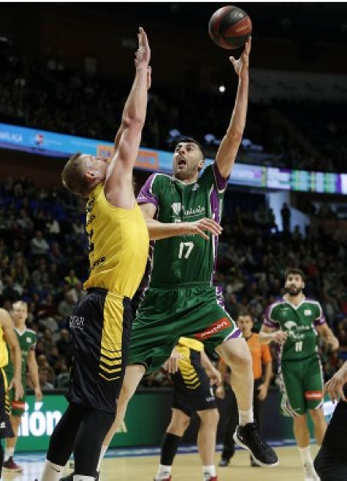 Iverson defiende al ahora aurinegro Gio Shermadini en la primera victoria del Canarias en el Martín Carpena.