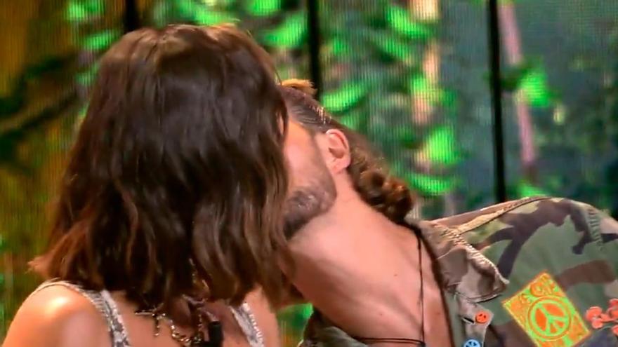 Adara y Bosco se &quot;comprometen&quot; con un regalo especial: &quot;Él lleva el mío y yo el de él&quot;