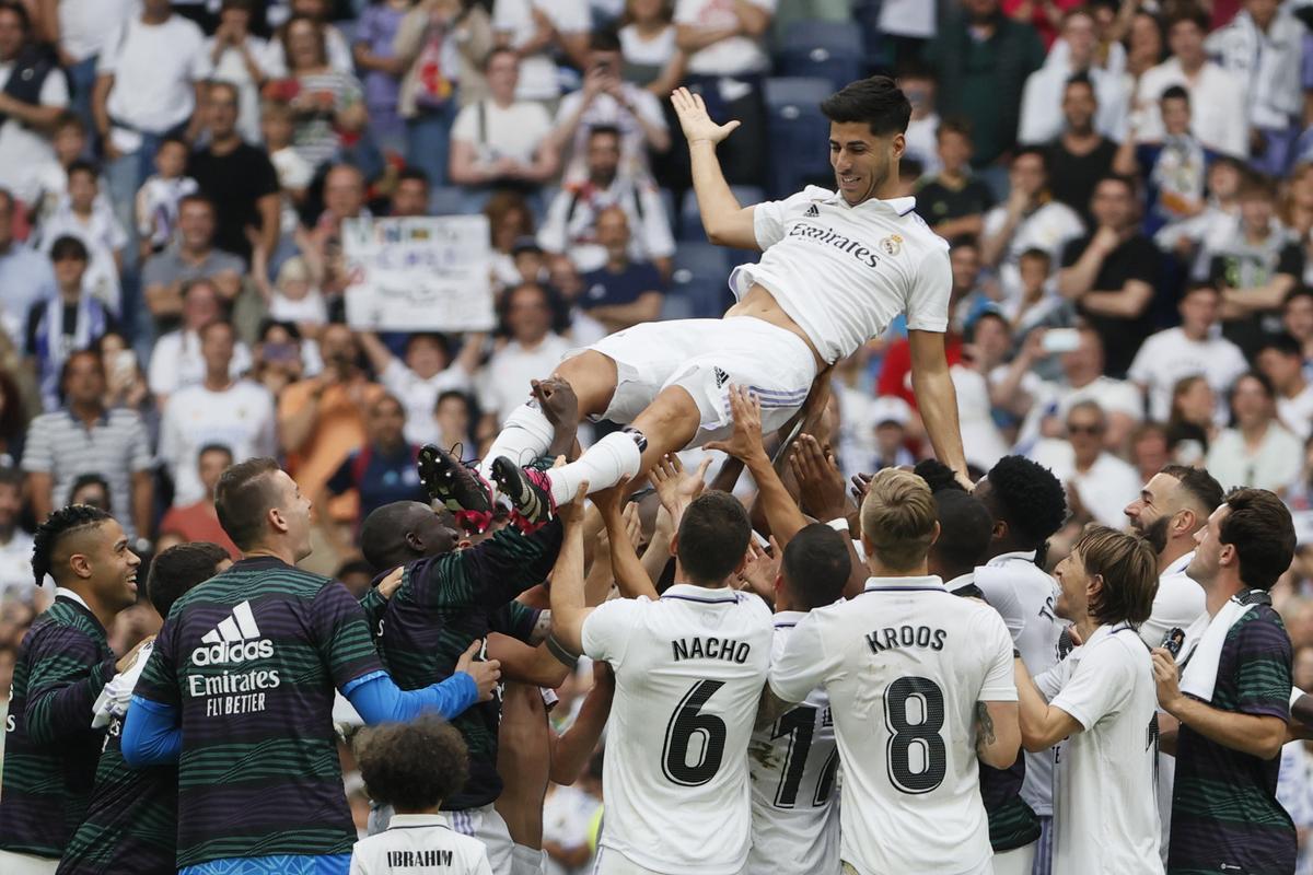 MADRID, 04/06/2023.- El centrocampista del Real Madrid, Marco Asensio, manteado por sus compañeros en su último encuentro con el equipo madridista a la finalización del encuentro que Real Madrid y el Athletic Club de Bilbao han disputado este domingo en el estadio Santiago Bernabéu. EFE/ Mariscal.