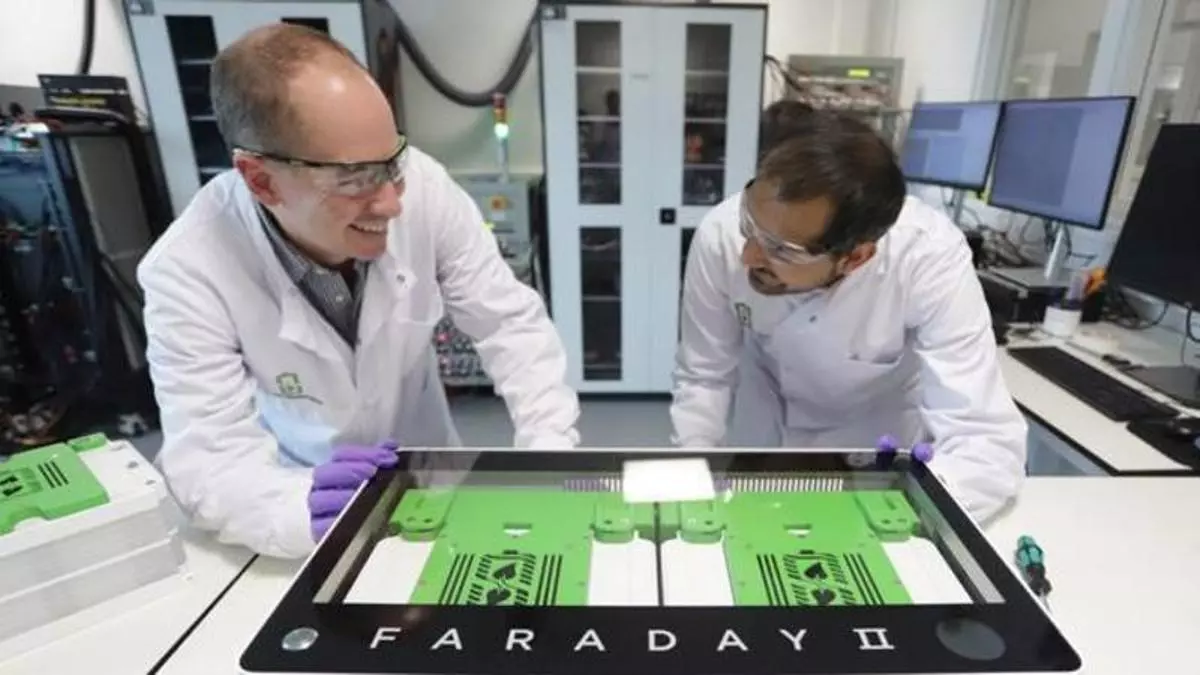Una empresa británica está trabajando en una batería sin tierras raras que cambiaría la movilidad eléctrica (con 'peros')