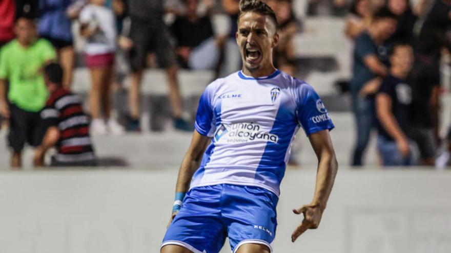 Rubio celebra uno de sus goles con el Alcoyano