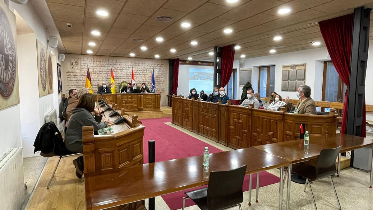 Una sesión del Pleno del Ayuntamiento de Benavente, que abordará este mes la reprobación del vicepresidente de Vox en la Junta de Castilla y León.