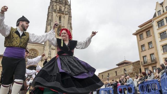 Público siguiendo una actuación en la plaza de la Catedral.