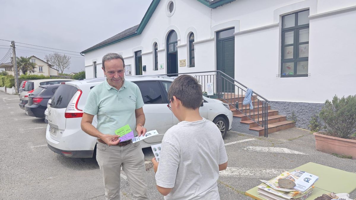 El fundador, Ángel Fuentes, con uno de los jóvenes de la cooperativa de Valdepares.