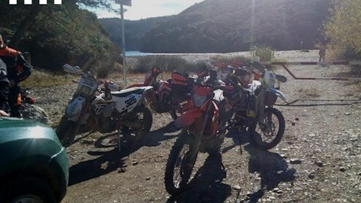 Pla obert de diverses motocicletes conduint fora de pistes en el parc natural del Cap de Creus