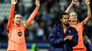 Barcelonas Spanish midfielder #11 Alexia Putellas (L), Barcelonas Dutch midfielder #24 Esmee Brugts (C) and Barcelonas Spanish defender #02 Irene Paredes celebrate following the victory at the end of the UEFA Womens Champions League group-stage football match between Paris FC and FC Barcelona at the Stade Jean-Bouin, in Paris, on december 17, 2025. (Photo by FRANCK FIFE / AFP)