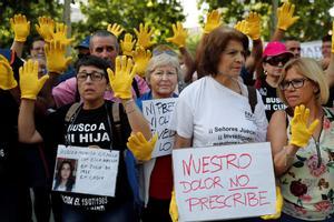 Víctimas de la trama de ’bebés robados’ se han concentrado ante la Audiencia Provincial de Madrid en protesta contra el acusado Dr. Vela, quien no cumplirá condena por haber prescrito el delito, según el Juez.