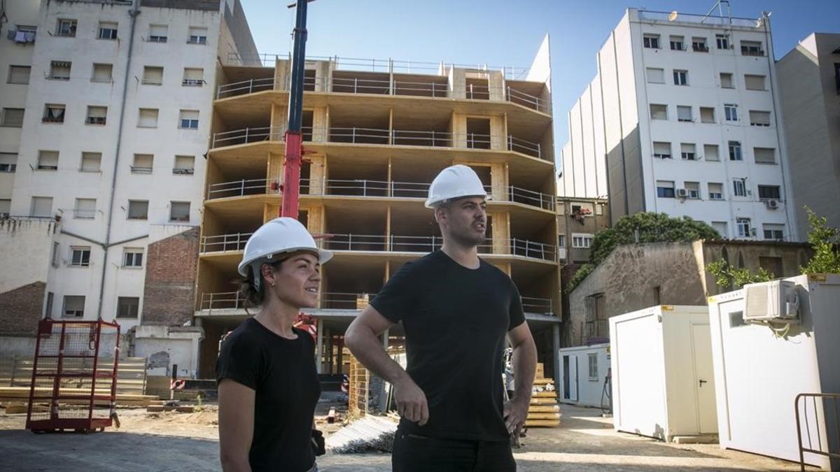 Cristina Gamboa y Pol Massoni, arquitectos del colectivo LaCol, visitan las obras de La Borda