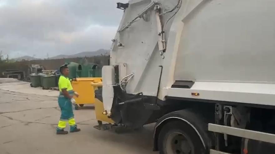 Camiones de Valoriza con el logo cubierto boicotean la huelga de basuras en Ibiza