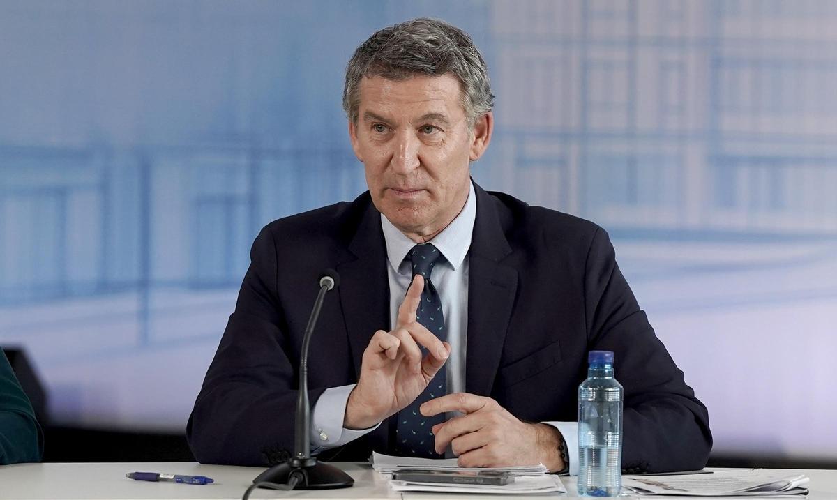 Alberto Núñez Feijóo, presidente del Partido Popular, presenta su plan de vivienda a asociaciones del sector inmobiliario.