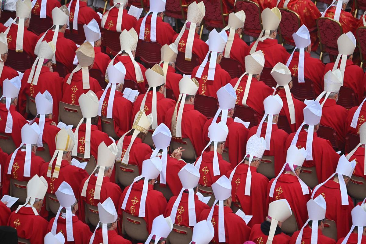 Cardenales y obispos asisten a la misa fúnebre del Papa emérito Benedicto XVI en la plaza de San Pedro en el Vaticano.