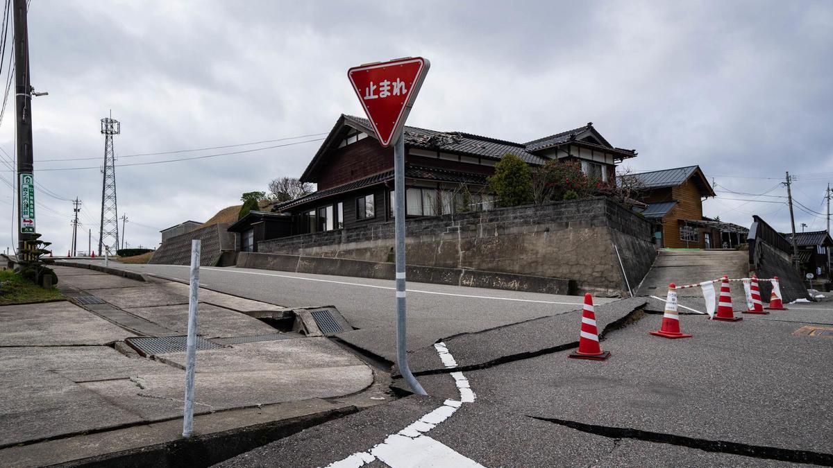 Daños por un terremoto en una carretera de Japón.