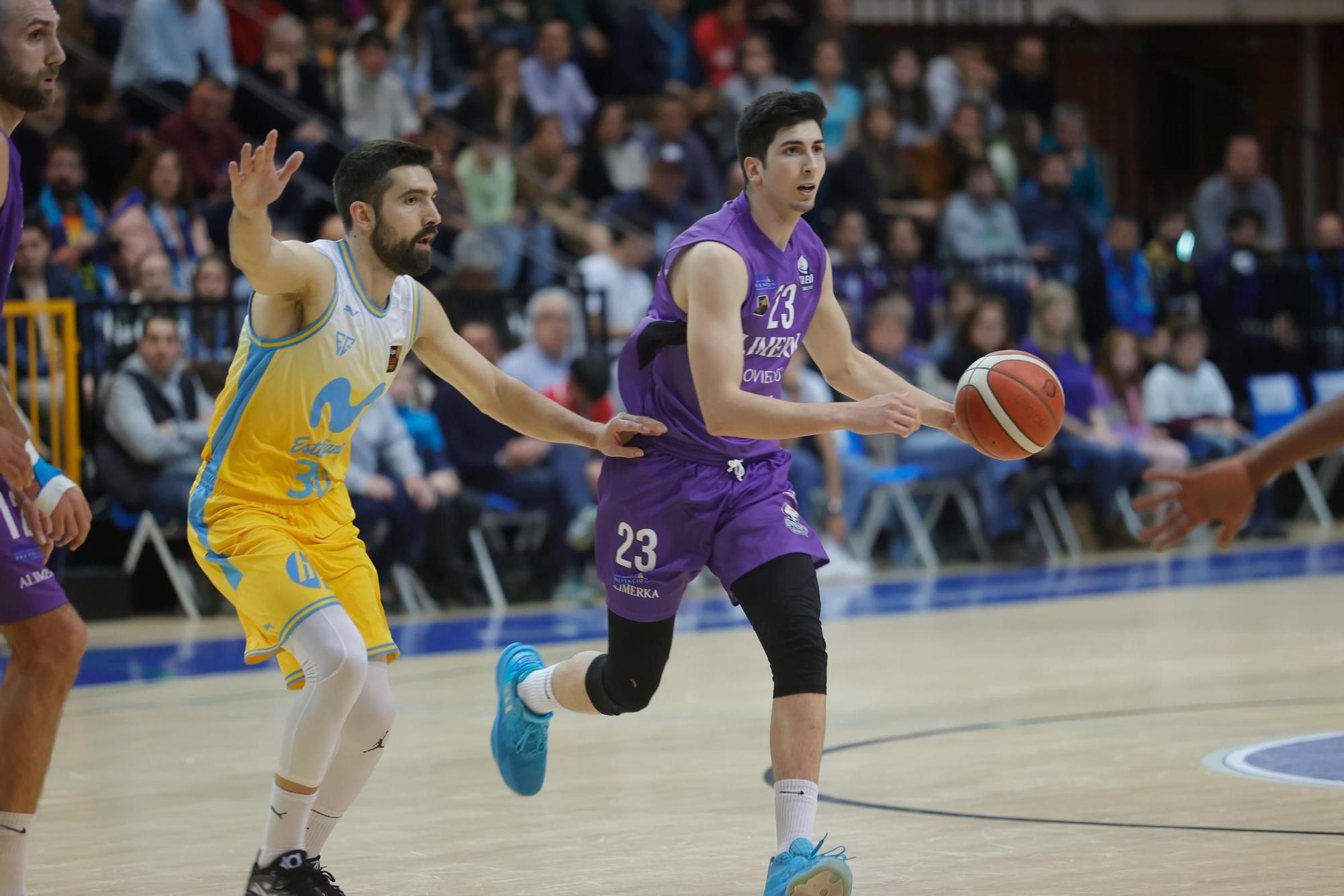 Día histórico en Pumarín: el Alimerka Oviedo gana (68-66) al Estudiantes y da un paso hacia la permanencia