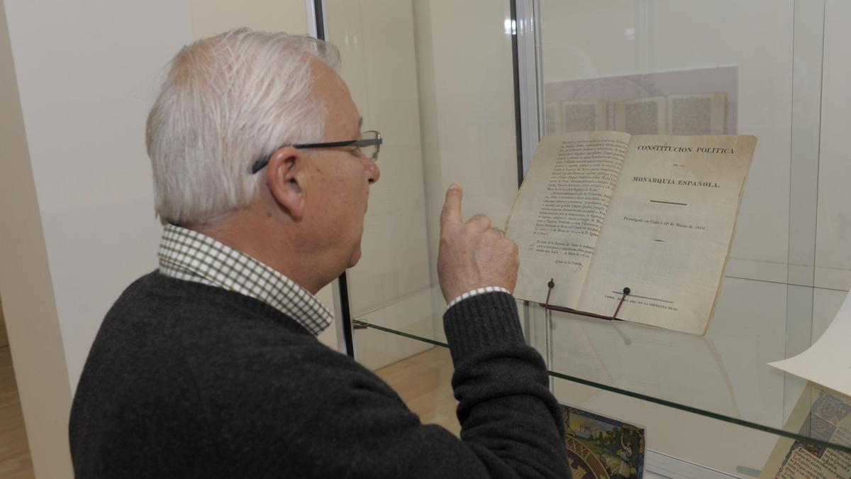 Un cacereño admira la Constitución de 1812 que se conserva en Cáceres.