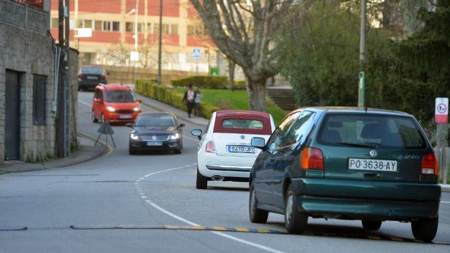 Varios coches circulan por la calle Pernas Peña. // Gustavo Santos