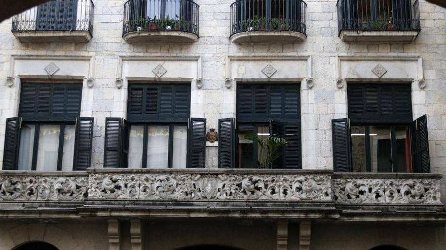 Girona trasllada al vestíbul del Teatre Municipal gestions que es feien dins l&#039;Ajuntament