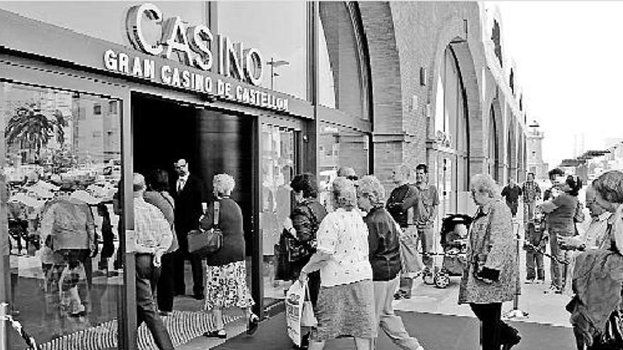 Un grupo de personas accede al Gran Casino Costa Azahar de Castelló.