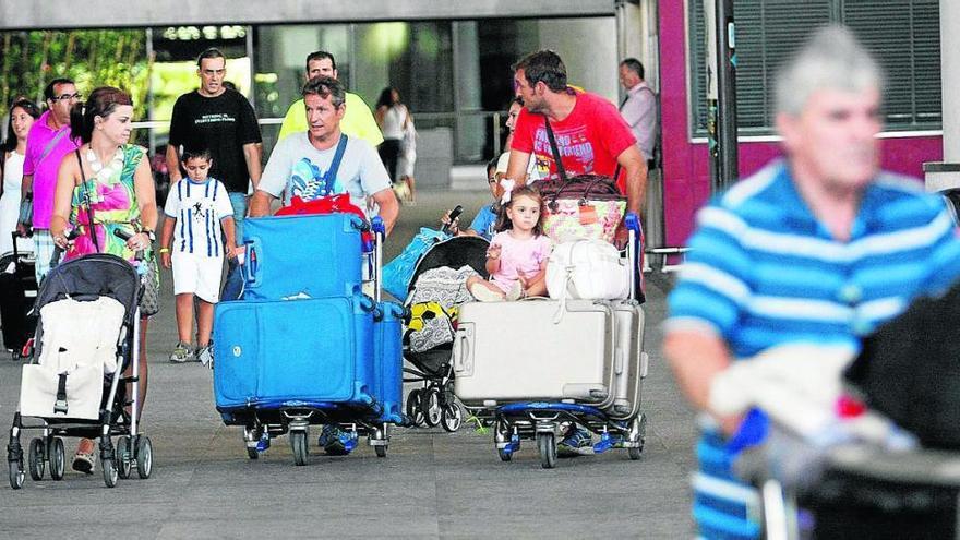 Turistas en el aeropuerto de Málaga.