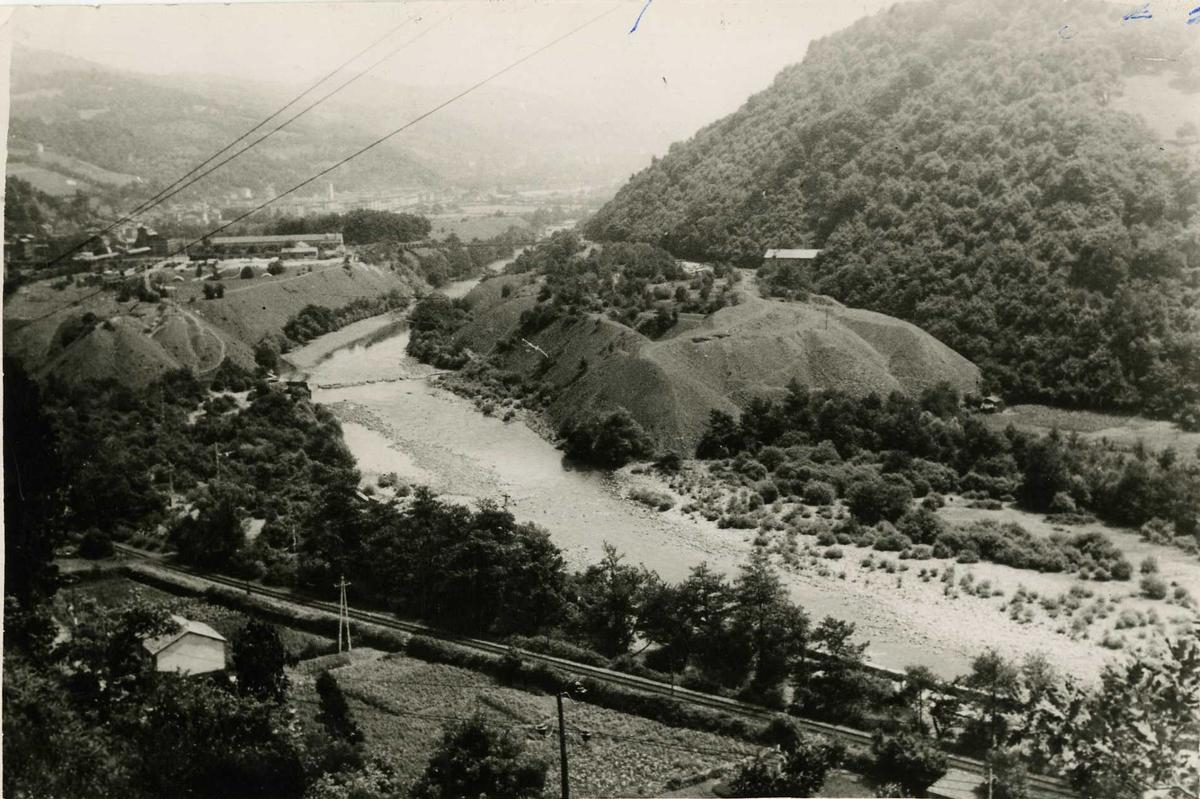 Escombrera junto al Nalón en la zona de Blimea, enlos años 60.