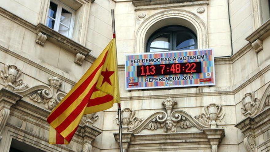 El marcador i l&#039;estelada a la façana de l&#039;Ajuntament de Berga.