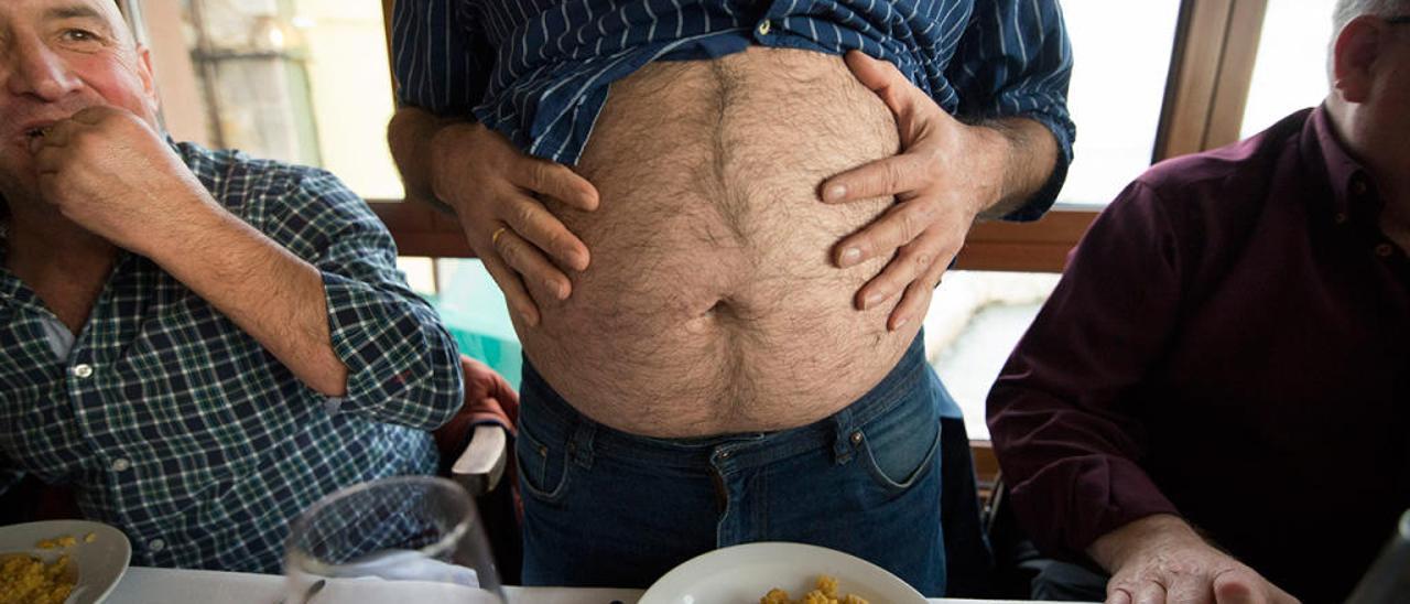 Un hombre con sobrepeso muestra su barriga // M. Fuentes