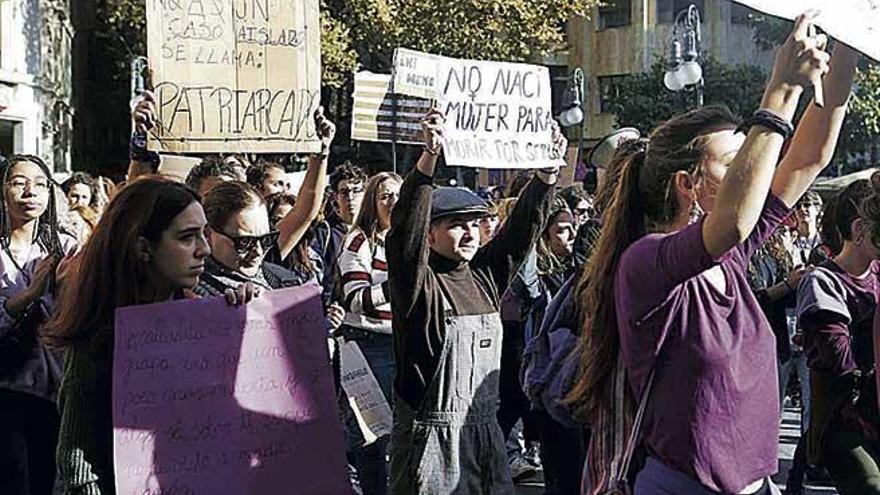 Un momento de la manifestación feminista que el domingo recorrió el centro de Palma.