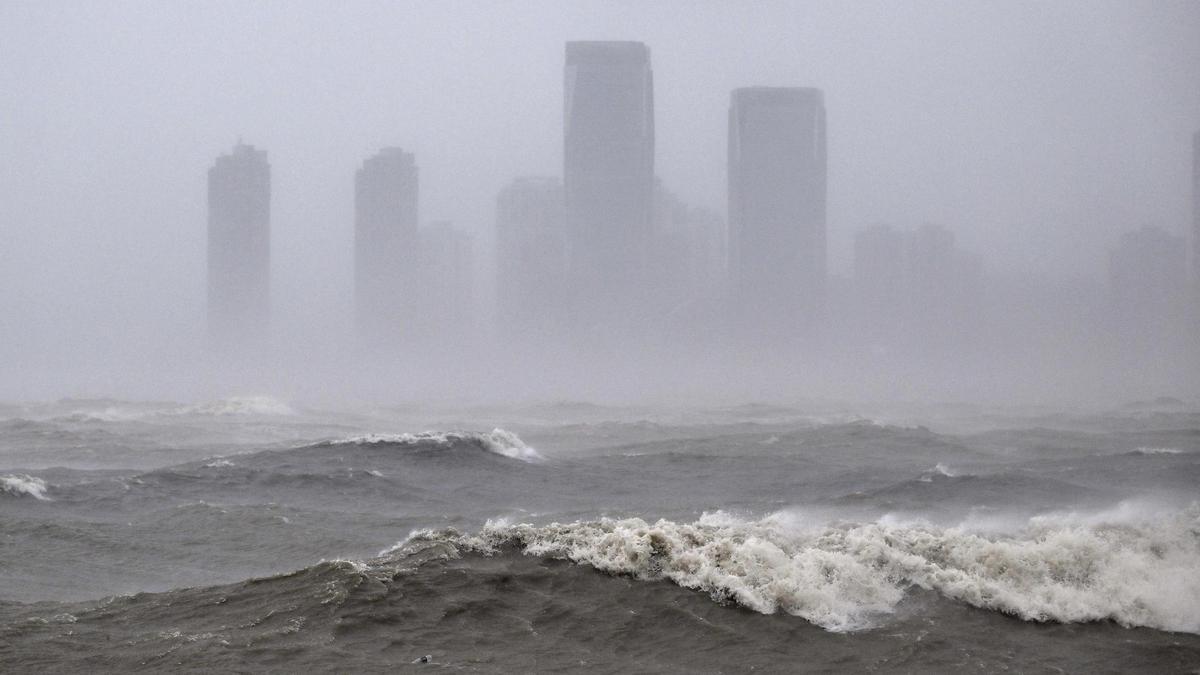 Acercamiento del tifón 'Matmo' a la provincia china de Hainan