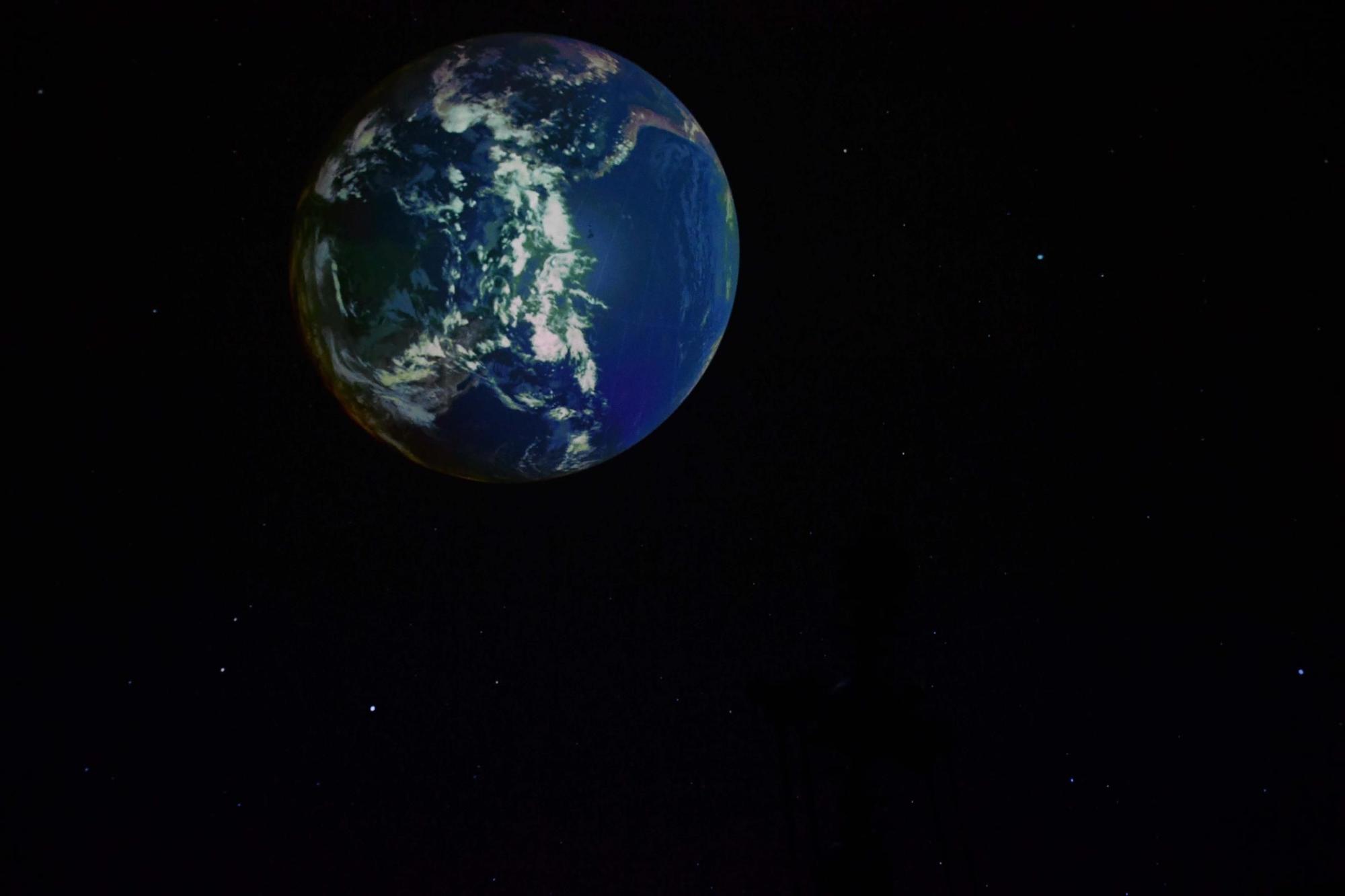 El Planetario incorpora un nuevo proyector para mejorar las experiencias inmersivas