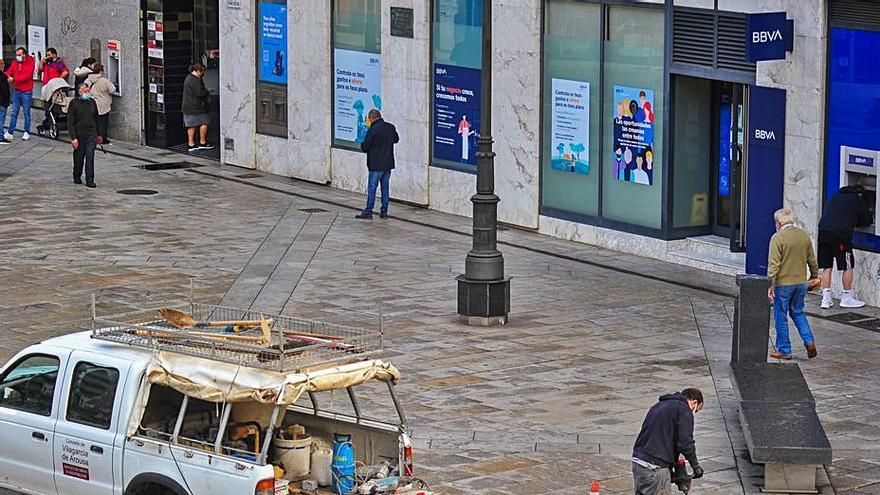 Un operario municipal repara losetas en la Plaza de Galicia, ayer. | // I. A.