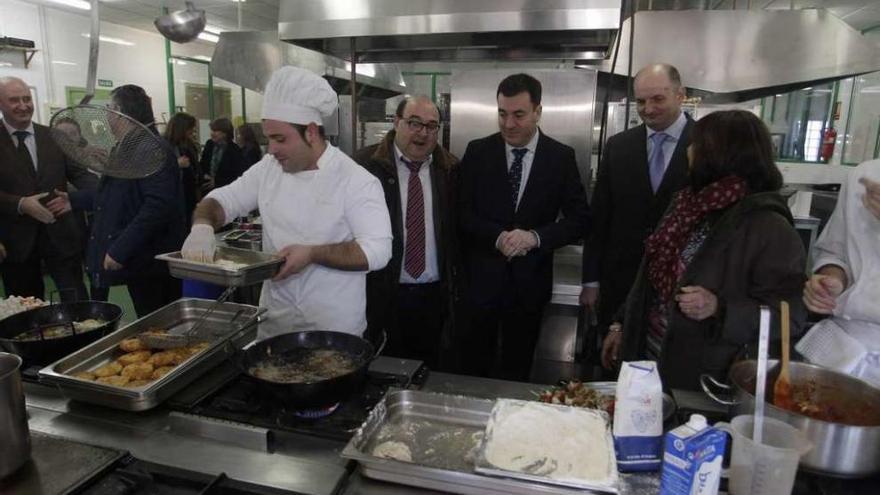 El conselleiro de Educación (centro) visita la nueva cocina del centro. // Gustavo Santos