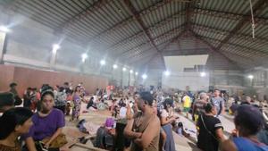 La gente se reúne en un centro de evacuación, después de un terremoto, en Hinatuan, Surigao del Sur, Filipinas, 2 de diciembre de 2023.