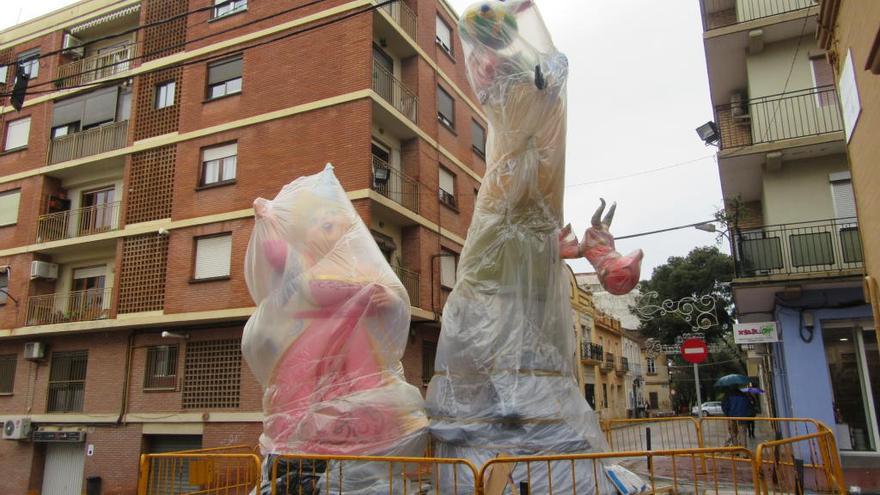 Falla Mendizábal de Burjassot envuelta en plástico.