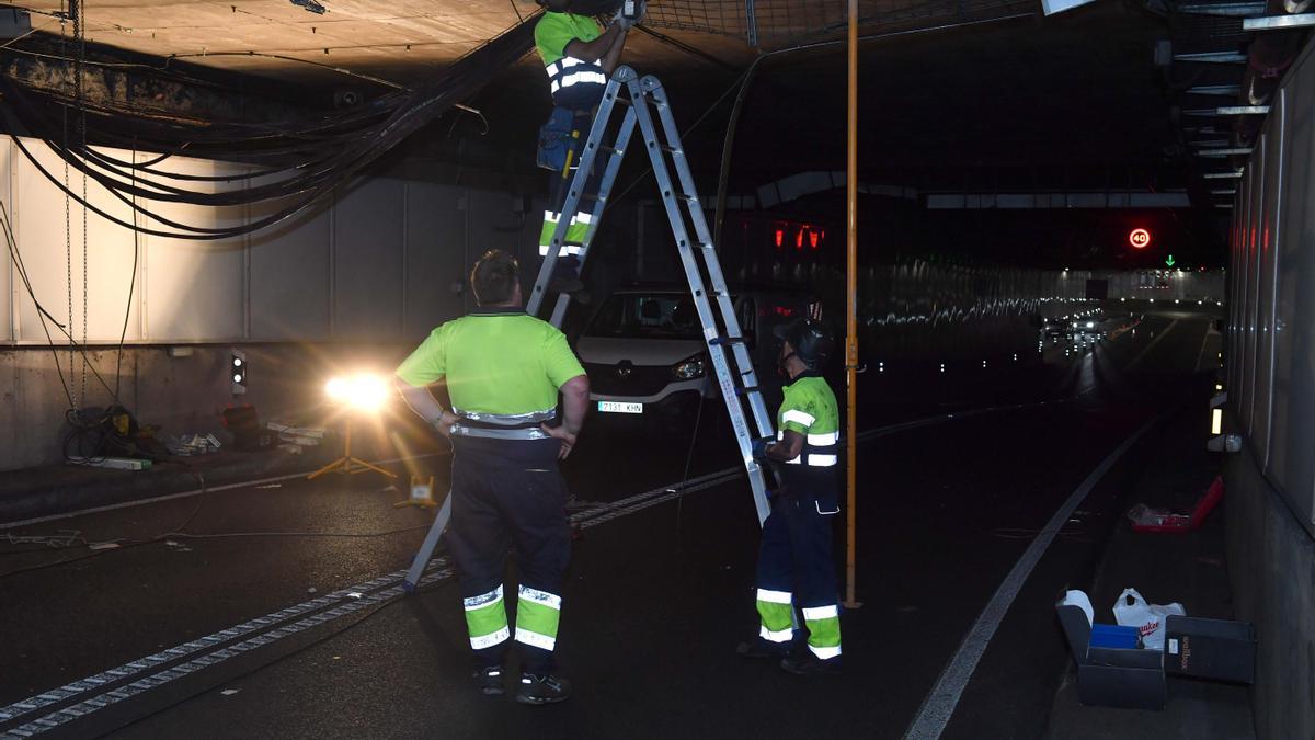 Operarios reparan los desperfectos en el túnel de la Marina tras quedar un bus atasado.