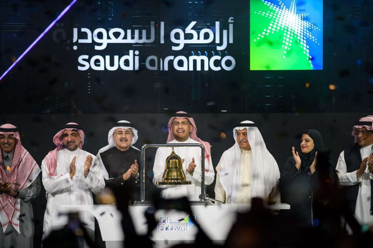 Riyadh (Saudi Arabia), 11/12/2019.- A handout photo made available by Saudi Aramco shows Aramco chairman Yasir al-Rumayyan (2-L), Aramco President and CEO of Amin Nasser (3-L), chairwoman of the Saudi Arabian stock exchange Sarah Al-Suhaimi (2-R) and former finance minister Ibrahim Abdulaziz Al-Assaf (3-R) attending a ceremony marking the debut of Saudi Aramco’s initial public offering (IPO) on the Saudi Stock Exchange (Tadawul), in Riyadh, Saudi Arabia, 11 December 2019. Aramco was officially listed in the Saudi Stock Exchange (Tadawul) on 11 December, after the successful completion of the initial public offering, as shares opened at 32 Saudi Riyals. Saudi Aramco has raised a record-breaking 25.6 billion US dollar IPO on 05 December. It exceeds the 2014 IPO of Alibaba that raised 25 billion USD. (Abierto, Arabia Saudita) EFE/EPA/ARAMCO HANDOUT HANDOUT EDITORIAL USE ONLY/NO SALES