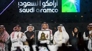 Riyadh (Saudi Arabia), 11/12/2019.- A handout photo made available by Saudi Aramco shows Aramco chairman Yasir al-Rumayyan (2-L), Aramco President and CEO of Amin Nasser (3-L), chairwoman of the Saudi Arabian stock exchange Sarah Al-Suhaimi (2-R) and former finance minister Ibrahim Abdulaziz Al-Assaf (3-R) attending a ceremony marking the debut of Saudi Aramco’s initial public offering (IPO) on the Saudi Stock Exchange (Tadawul), in Riyadh, Saudi Arabia, 11 December 2019. Aramco was officially listed in the Saudi Stock Exchange (Tadawul) on 11 December, after the successful completion of the initial public offering, as shares opened at 32 Saudi Riyals. Saudi Aramco has raised a record-breaking 25.6 billion US dollar IPO on 05 December. It exceeds the 2014 IPO of Alibaba that raised 25 billion USD. (Abierto, Arabia Saudita) EFE/EPA/ARAMCO HANDOUT HANDOUT EDITORIAL USE ONLY/NO SALES