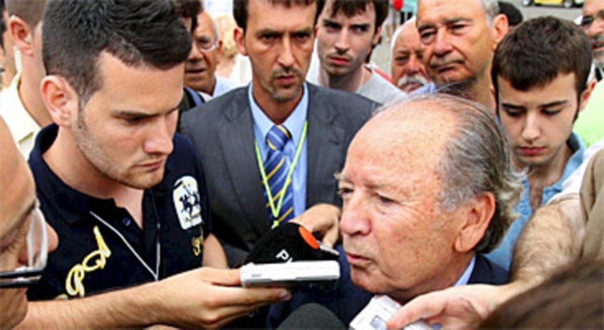Núñez atén els mitjans de comunicació després de dipositar el seu vot. Núñez atén els mitjans de comunicació després de dipositar el seu vot.
