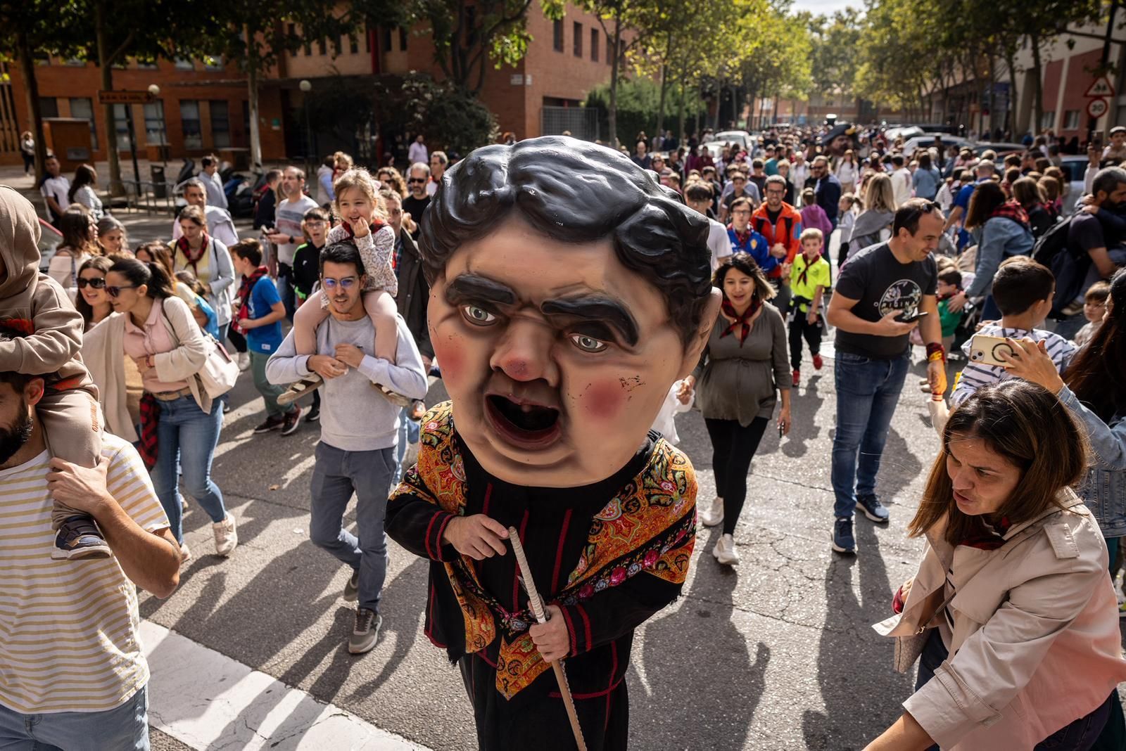 En imágenes | Los Gigantes y cabezudos invaden el barrio de La Jota