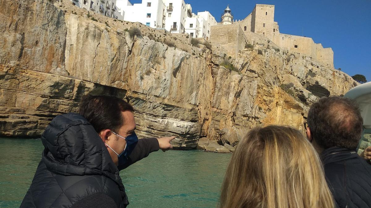 El alcalde, Andrés Martínez, señala los desprendimientos del tómbolo del castillo.