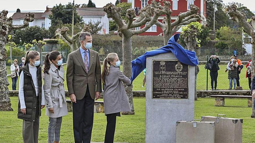 La Princesa de Asturias descubre la placa conmemorativa.