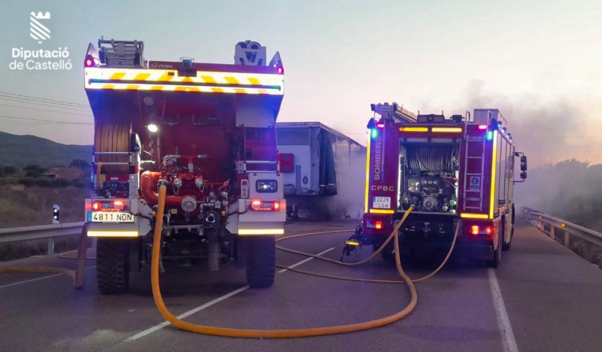 Extinguido el incendio de un camión con polietileno en la N-340 en Cabanes