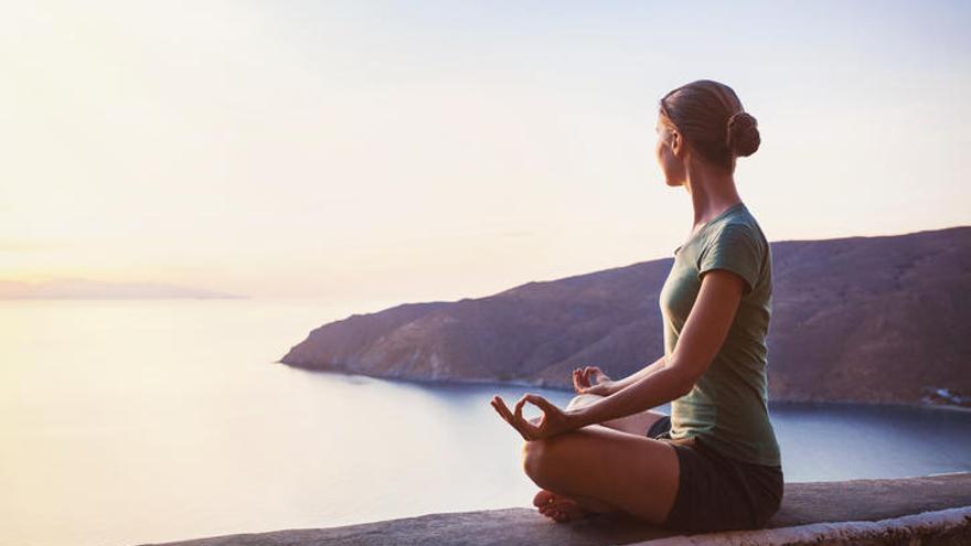 Ciertas posturas de yoga ayudan a prevenir el ictus.