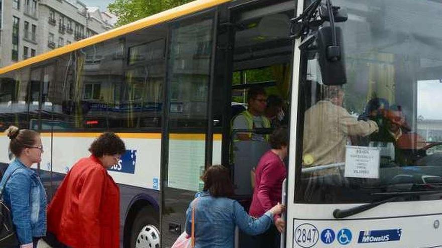 Usuarios del transporte público en Pontevedra. // R.V.