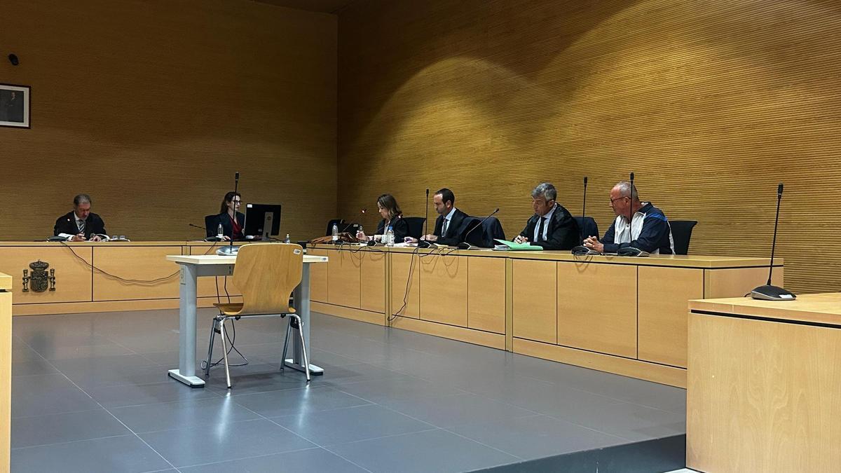 El acusado, a la derecha de la imagen, este miércoles durante la lectura del veredicto.