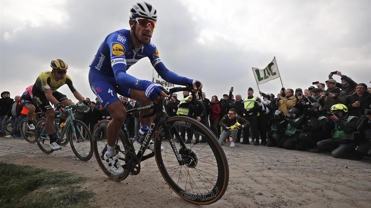 Philippe Gilbert, en un tramo de pavé camino de Roubaix.