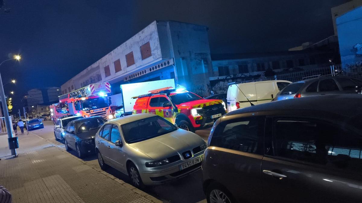Bomberos y Policía Local de Gandia acudieron hasta el lugar para atender al menor