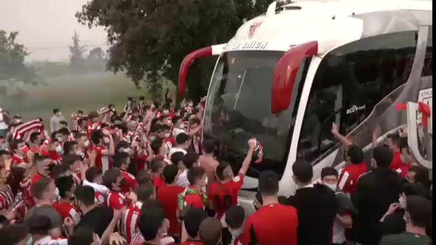 Miles de aficionados despiden al Athletic desoyendo las recomendaciones sanitarias