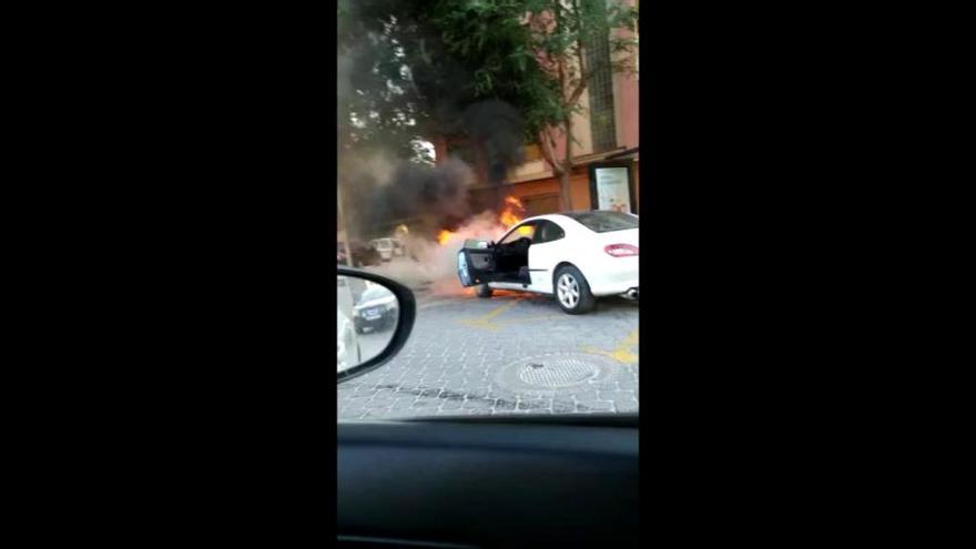 Un coche en llamas explota en plena calle en Cieza