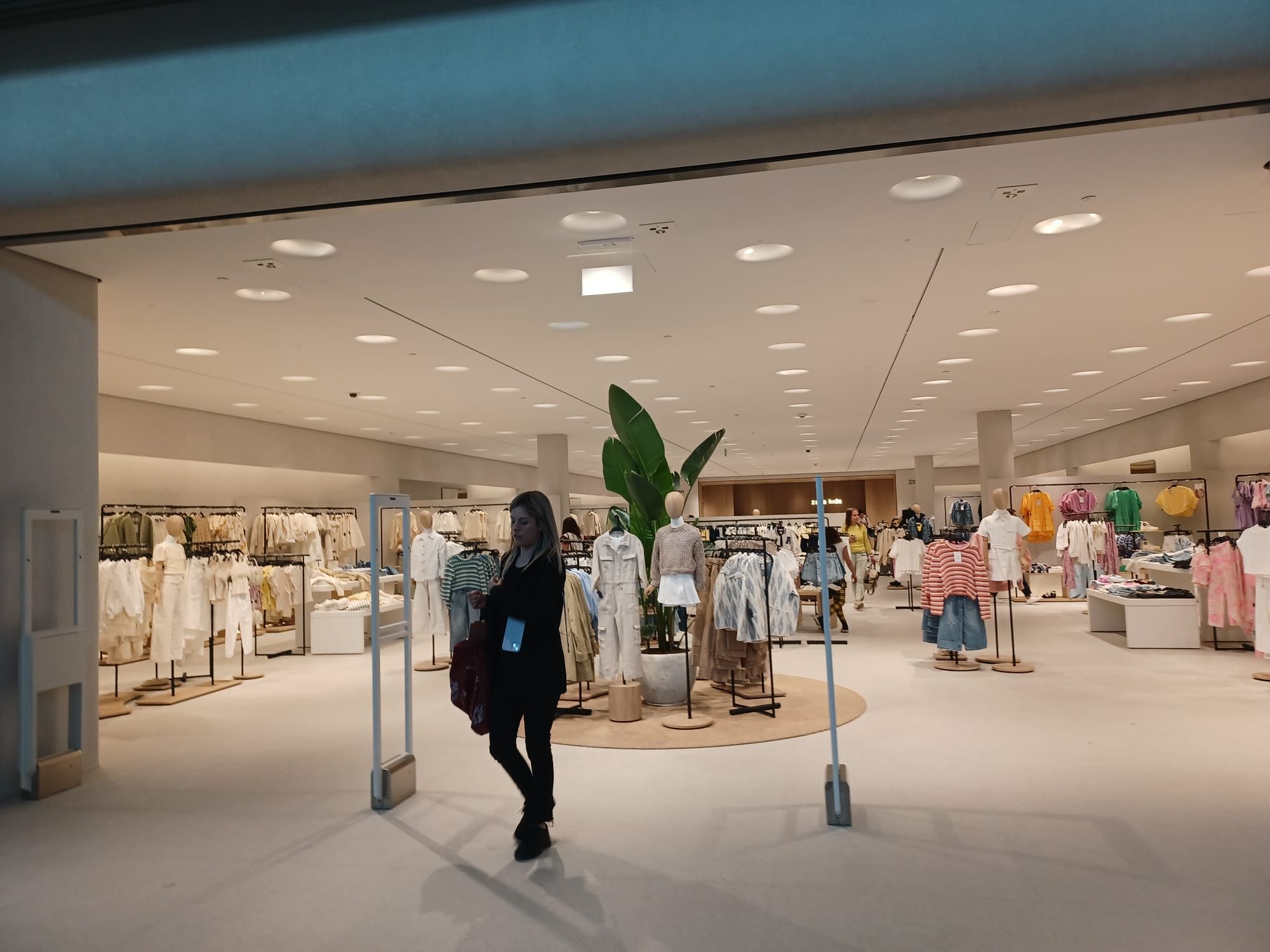 En imágenes: así es la gigantesca tienda de Zara en Parque Principado